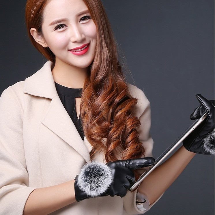 手套女士秋冬季保暖防风加绒触屏韩版学生骑车兔毛球可爱开车手套